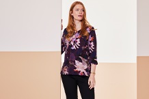 Frau in blauem Pullover