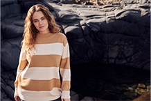 blonde Frau mit winter Pullover