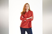 Frau in blauem Pullover
